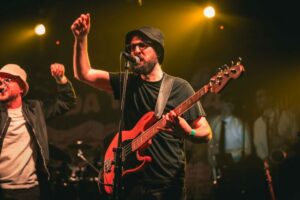 Banda turizma najavljuje “Vintaž Live” obradom pjesme “Pljačkam turiste” Kiše Metaka